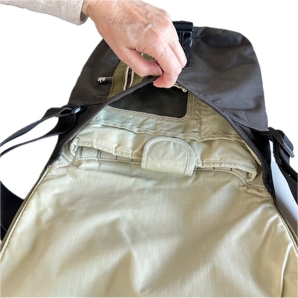 Crumpler Unisex Lightweight Friday Nylons Vertical Messenger Laptop Bag - Picture 5 of 17